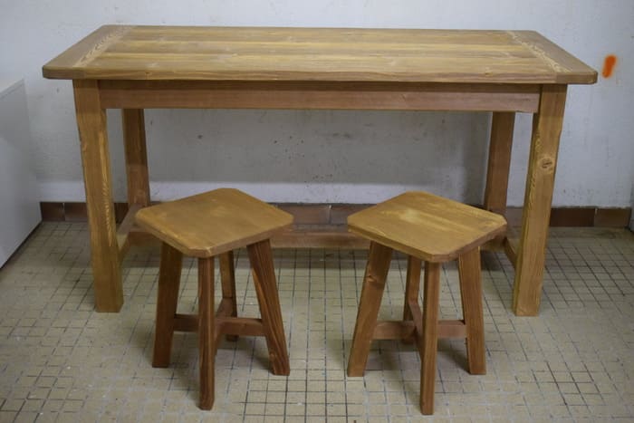 Ensemble table et tabourets