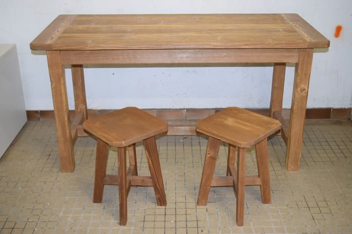 Ensemble table et tabourets